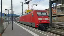 101 061-0 schiebt hier den EC 218 von Graz HBF. über Salzburg und München nach Frankfurt (Main) HBF. aus dem Salzburger Hauptbahnhof. Aufgenommen am 19.7.2017.