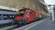 1116 154-6 steht hier als RJ 797 Klagenfurt HBF. - Salzburg HBF. - Wien HBF. - Flughafen Wien in Salzburg zur Abfahrt bereit. Aufgenommen am 19.7.2017