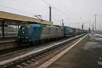 Mit einem  LKW Walter -KLV nach Aachen West/Belgien fuhr am 20.01.2016 die Alpha Trains/Crossrail 185 535-2 über Gleis 4 durch den verschneiten Badischen Bahnhof von Basel in Richtung Norden.