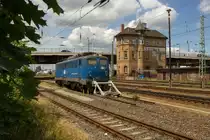 Bahnhof Cottbus am bekannten Stellwerk. Wir schreiben den 4. Juli 2017 und 140 857-4 vom PBS wartet auf neue Aufgaben. 