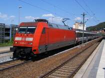101 074 mit einem EC in Richtung Mailand bei der Durchfahrt in Herrenberg am 01.05.2005. Dieser Zug ist leider auch schon Geschichte...heute fahren hier nur noch zweist�ndlich ICT 415 Z�ge!