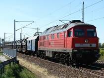 Am 03.05.07 steht 232 668 mit einem Milit�rtransport am Haken im Ausweich Stralsund-Langendorf und wartet auf einen entgegenkommenden IC…