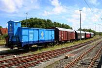 Wagenpark der Museumseisenbahn Küstenbahn Ostfriesland e.V. mit zwei Güter- und drei Personenwagen, abgestellt im Bahnhof Norden. [26.7.2017 - 13:54 Uhr]