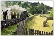 Die Landschaft im Tal von Moldovita ist geprägt durch Holzzäune und Heinzen. (14.06.2017)