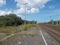 Nachder Einstellung des S-Bahnverkehrs zum Rostocker Seehafen sieht die Station Dierkow leider so aus.Die Station und die Station Toitenwinkel sind ideale Foto-und Filmstandpunkte für die Ein-und Ausfahrten von Zügen von und zum Seehafen.Aufnahme vom 14.August 2017.