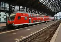 RB27 (RB12583)  Rhein-Erft-Bahn  nach Koblenz Hauptbahnhof steht am Abend des 1.7.2017 im Kölner Hauptbahnhof bereit. Schublok war 143 114.