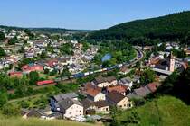 Eines der schönsten Motive im Altmühltal ist der Blick vom sogenannten Panorama-Weg über der Ort Solnhofen. Am 18. Juni 2017 gelang mir hier die Aufnahme von der 185 374 mit ihrem KT 43256 von Verona Q. E. nach Köln Eifeltor Bez III.