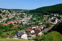 Eines der schönsten Motive im Altmühltal ist der Blick vom sogenannten Panorama-Weg über der Ort Solnhofen. Am 18. Juni 2017 gelang mir hier die Aufnahme von der 185 374 mit ihrem KT 43256 von Verona Q. E. nach Köln Eifeltor Bez III.