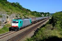 An die IGE ist aktuell die 186 129 von Alpha Trains vermietet. Am 18. Juni 2017 konnte ich diese Maschine vor einem Kesselwagenzug bei Hagenacker im Altmühltal aufnehmen. Ziel dieser Leistung war Großkorbetha. Auf der Seitenwand der Lok ist noch die Beschriftung eines früheren Mieters zu erkennen.
 