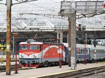 E-LOk 91-53-0-477-703-9 schiebt am 14.08.2017 mit leerer IR-garnitur as dem bukarester Nordbahnhof in die Abstellstelle.