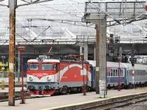 E-LOk 91-53-0-477-703-9 schiebt am 14.08.2017 mit leerer IR-garnitur as dem bukarester Nordbahnhof in die Abstellstelle.