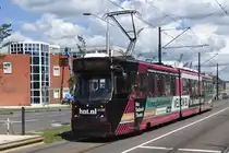 DELFT (Provinz Zuid-Holland), 06.08.2017, Zug 3139 als Linie 1 nach Delft Tanthof bei der Einfahrt in die Haltestelle Delft Krakeelpolderweg; die Straßenbahn wird in Delft durch die Haager Straßenbahngesellschaft HTM betrieben