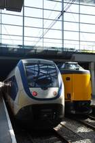 DEN HAAG (Provinz Zuid-Holland), 06.08.2017, Sprinter (links) und IC (links) im Bahnhof Den Haag Centraal