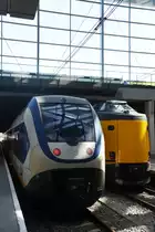 DEN HAAG (Provinz Zuid-Holland), 06.08.2017, Sprinter (links) und IC (links) im Bahnhof Den Haag Centraal