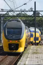 DEN HAAG (Provinz Zuid-Holland), 06.08.2017, ein IC bei der Ausfahrt aus dem Bahnhof Den Haag Centraal