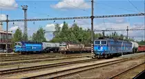 Schönstes Fotowetter und ein gut gefüllter Bahnhof, was will man mehr. Die bestens gepflegte Laminatka 230 053, die nicht mehr so schönen 230 041 und 230 042 und zu guter letzt die eso 363 350 und 363 321. Aufgenommen am 14.08.2017 in Nove Sedlo u Lokte.