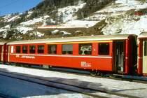 RhB - AB 1530 am 09.02.1997 in Scuol - 1./2.Klasse Einheitspersonenwagen (Typ I) - �bernahme 29.12.1965 - FFA/SIG - Fahrzeuggewicht 18,00t - Sitzpl�tze 18/31 - L�P 18,42m - zul�ssige Geschwindigkeit 90 km/h - �2=06.10.1987 �3=10.09.1992 - Logo RhB in deutsch - Lebenslauf: ex AB 1530 - 03/1999 ausr - 07/1999 B 2293 - Hinweis: Griffstangen neben den T�ren, gescanntes Dia
