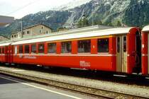 RhB - AB 1531 am 28.08.1996 in Samedan - 1./2.Klasse Einheitspersonenwagen (Typ I) - �bernahme 10.01.1966 - FFA/SIG - Fahrzeuggewicht 18,00t - Sitzpl�tze 18/31 - L�P 18,42m - zul�ssige Geschwindigkeit 90 km/h - �2=08.10.1992 - Logo RhB in deutsch - Lebenslauf: ex AB 1531 - 02/1999 ausr - 05/1999 B 2294 - Hinweis: Griffstangen neben den T�ren, gescanntes Dia
