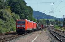 185 194 und 185 266 mit Güterzug bei der Durchfahrt durch den Bahnhof Laufach/Ufr. (Strecke Würzburg-Aschaffenburg).
