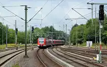 Die aus DB Regio 423 055/555 und 423 191/691 bestehende Doppelgarnitur erreicht am 13.08.17 als S 12 (S-Bahn Köln) Köln-Ehrenfeld - Au (Sieg) die Endstation.
