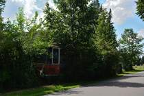 In der Nähe von Altlandsberg fand ichdiese alte Tatra finden. Sie isthier bereits seit vielen Jahren abgestellt und das Haus dahinter ebenfalls unbewohnt. Hierbei handelt es sich um 219 040-8 aus Berlin.

Altlandsberg 31.07.2017