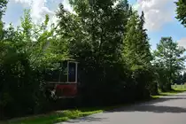 In der Nähe von Altlandsberg fand ichdiese alte Tatra finden. Sie isthier bereits seit vielen Jahren abgestellt und das Haus dahinter ebenfalls unbewohnt. Hierbei handelt es sich um 219 040-8 aus Berlin.

Altlandsberg 31.07.2017