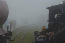 Mit dem Rad oben angekommen herrschte dichter Nebel. Zwischen dem Tarditionszug und dem aufgebockten Wasserwagen kann man schon 99 7241 erkennen, die mich nach Drei Annen Hohne bringen wird.

Brocken, 05. August 2017