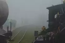 Mit dem Rad oben angekommen herrschte dichter Nebel. Zwischen dem Tarditionszug und dem aufgebockten Wasserwagen kann man schon 99 7241 erkennen, die mich nach Drei Annen Hohne bringen wird.

Brocken, 05. August 2017