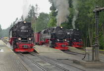 Dampfloktreff Drei Annen Hohne.
Da 99 7232 einen Defekt hatte, kam 99 7239-9 von Wernigerode nach Drei Annen Hohne um die kaputte Lok abzulösen, diese fuhr dann solo runter nach Wernigerode Westerntor in die Werkstatt.

Drei Annen Hohne, 05. August 2017