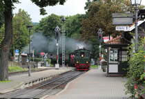Die zwei Mallet 99 5901 und 02 erreichen mit ihrem Traditionszug P8992 (Brocken - Wernigerode) den Bahnhof Wernigerode Westerntor.

Wernigerode Westerntor, 05. August 2017