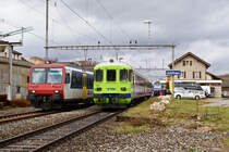 SBB: „Läufelfingerli“
Am 26. November 2017 wird an der Urne über die Zukunft der S-Bahn-Linie 9 Sissach-Läufelfingen-Olten entschieden. Mit der Umstellung des „Läufelfingerli“ auf Busbetrieb möchte die Baselbieter Regierung ab dem Fahrplanwechsel 2019 Einsparungen von 840‘000 Franken pro Jahr erzielen.
Am 11. November 2007, an dem Tag als diese Aufnahmen in Läufelfingen entstanden, dachte noch niemand an einen Busbetrieb durchs Homburgertal.
Foto: Walter Ruetsch