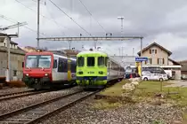 SBB: „Läufelfingerli“
Am 26. November 2017 wird an der Urne über die Zukunft der S-Bahn-Linie 9 Sissach-Läufelfingen-Olten entschieden. Mit der Umstellung des „Läufelfingerli“ auf Busbetrieb möchte die Baselbieter Regierung ab dem Fahrplanwechsel 2019 Einsparungen von 840‘000 Franken pro Jahr erzielen.
Am 11. November 2007, an dem Tag als diese Aufnahmen in Läufelfingen entstanden, dachte noch niemand an einen Busbetrieb durchs Homburgertal.
Foto: Walter Ruetsch