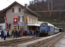 SBB: „Läufelfingerli“
Am 26. November 2017 wird an der Urne über die Zukunft der S-Bahn-Linie 9 Sissach-Läufelfingen-Olten entschieden. Mit der Umstellung des „Läufelfingerli“ auf Busbetrieb möchte die Baselbieter Regierung ab dem Fahrplanwechsel 2019 Einsparungen von 840‘000 Franken pro Jahr erzielen.
Am 11. November 2007, an dem Tag als diese Aufnahmen in Läufelfingen entstanden, dachte noch niemand an einen Busbetrieb durchs Homburgertal.
Foto: Walter Ruetsch