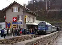 SBB: „Läufelfingerli“
Am 26. November 2017 wird an der Urne über die Zukunft der S-Bahn-Linie 9 Sissach-Läufelfingen-Olten entschieden. Mit der Umstellung des „Läufelfingerli“ auf Busbetrieb möchte die Baselbieter Regierung ab dem Fahrplanwechsel 2019 Einsparungen von 840‘000 Franken pro Jahr erzielen.
Am 11. November 2007, an dem Tag als diese Aufnahmen in Läufelfingen entstanden, dachte noch niemand an einen Busbetrieb durchs Homburgertal.
Foto: Walter Ruetsch