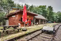 Blick auf die ehemalige Haltestelle Grafensulz.
Heute ist hier ein Imbiss für die Gäste der Weinviertel Draisine eingerichtet.
Aufgenommen am 6.8.2017.