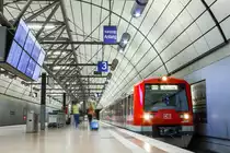 474 025 steht am frühen Nachmittag des 6.8.2017 im Hamburger Flughafenbahnhof, und wird bald seine Fahrt nach Hamburg-Altona antreten