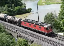 Re 6/6 11650  Schönenwerd  zieht am 26.07.2017 ihren Güterzug bei Vogelsang AG (Turgi) über die Reuss in Richtung RBL.