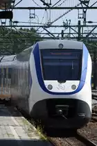 DEN HAAG (Provinz Zuid-Holland), 06.08.2017, Einfahrt eines Sprinters in den Bahnhof Den Haag Centraal