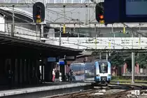 AMERSFOORT (Provinz Utrecht), 06.08.2017, Einfahrt eines Stoptrein nach Ede-Wageningen in den Bahnhof Amersfoort, betrieben von der Gesellschaft Connexxion -- wenn ich den niederländischen WIKIPEDIA-Eintrag richtig verstanden habe, handelt es sich um ein Nahverkehrsprojekt der Provinz Gelderland, betrieben mit PROTOS-Zügen der Baureihe 31300, die von der Fahrzeugbau Dessau hergestellt wurden