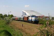 D & D mit 1402 vor dem L�neburger Sonderzug auf der Fahrt vom Bahnhofsfest in Zarrentin zur�ck nach L�neburg. Hier f�hrt er gerade in Wittenburg �ber den W�lzower �berweg. Im Hintergrund ist der Snow Funpark zu sehen. 06.05.2007