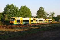 Hagenow Stadt 06.05.2007 06:45 Uhr R3 aus Parchim besteht heute aus VT 650.54, VT 650.55 und VT 650.75. Die ersten beiden Triebwagen pendeln zwischen Hagenow und Zarrentin als Zubringer zum Bahnhofsfest in der Schaalseestadt. VT 650.75 kommt eigentlich aus dem Berliner Bereich. Auf ihm steht VBB Verkehrsverbund Berlin-Brandenburg.