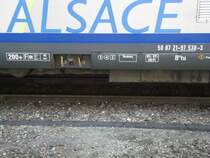 Detailansicht des renovierten TER200 2.Klasse-Wagens B11tu 50 87 21-97 538-3 mit der auff�lligen Regionallackierung ALSACE-S´Elsass.
Gut zu sehen:  Im UIC-Feld sind die TER200 Wagen f�r eine Geschwindigkeit von 200+ zugelassen! Dies bedeutet gem�� UIC, da� die Wagen  nach �rtlicher Vereinbarung  auch schneller als 200 km/h fahren d�rfen. Wer allerdings hier die �rtlichen Vereinbarungen treffen soll, wei� ich nicht. 

03.03.2007 Strasbourg


