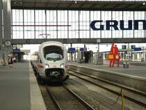Mit offener  Schnauze  f�hrt dieser ICE-T im Bahnhof M�nchen Hbf ein.