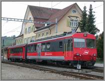 BDeh 4/4 16 und sein Steuerwagen warten auf Gleis 1 vor dem stattlichen Bahnhofgeb�ude von Gais auf die R�ckfahrt nach Altst�tten Stadt. (07.05.2007)