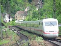 Dieser ICE-1 nach M�nchen Hbf kurz nach dem Bahnhof Geislingen, deutlich zu sehen ist hier die Steigung der Strecke. Aufgenomme am 09.05.07 in Geislingen/Steige.