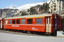 RhB - AB 1543 am 31.03.1996 in St.Moritz - 1./2.Klasse verk�rzter Einheitspersonenwagen (Typ I) f�r Berninabahn - �bernahme 12.07.1968 - FFA/SWP - Fahrzeuggewicht 13,00t - Sitzpl�tze 12/31 - L�P 14,91m - zul�ssige Geschwindigkeit 90 km/h - �2=19.12.1991 - Logo RhB in italienisch - Hinweis: Griffstangen neben den T�ren, gescanntes Dia
