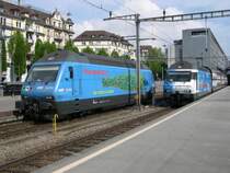 Ganz selten sind gleich zwei Werbeloks auf einem Haufen und dann erst noch gleich nebeneinander in Luzern anzutreffen. Die Linke, 460 071-4, die f�r den Recycling-Rohstoff Glas wirbt, hat einen IR �ber den Gotthard nach Luzern gebracht und setzt nun ins Depot um. Und die Rechte, Re 460 020-1  Idee Suisse  f�hrt in K�rze mit IR 2322 nach Z�rich ab. Das Bild entstand am 03.05.2007.