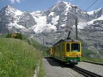 Der Triebwagen 124 der Wengernalpbahn ist am 28.06.2005 mit seinem Beiwagen in Richtung Kleine Scheidegg unterwegs. Im Hintergrund das m�chtige Jungfraumassiv.