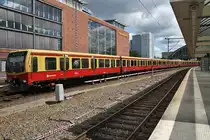 481 166-7 erreicht am 6.8.2017 als S5 von Berlin-Spandau nach Berlin Ostbahnhof das Ziel der Fahrt.