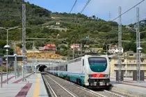 Der Pilgerzug EXP 14131 Lourdes - Reggio Calabria mit E402 120 fährt durch Imperia - 25.08.2017